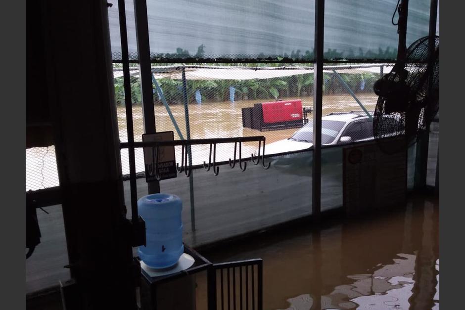Las inundaciones de Eta provocaron el derrame de químicos en Bahía de Amatique en Izabal. (Foto: Ejército)