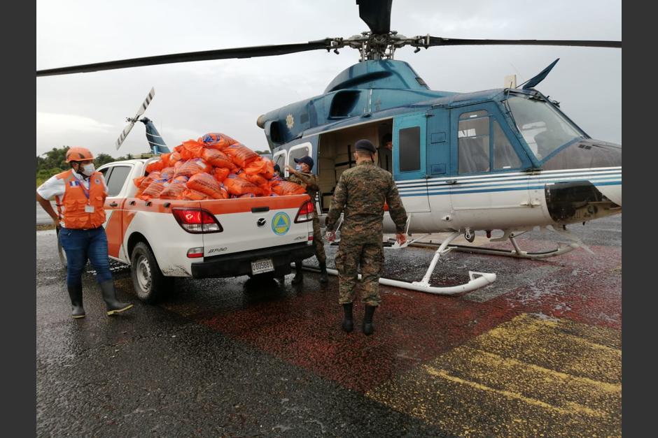 El Gobierno habilitó un puente aéreo para llevar alimentos y rescatar personas afectadas por la depresión tropical Eta. (Foto: Ejército de Guatemala)