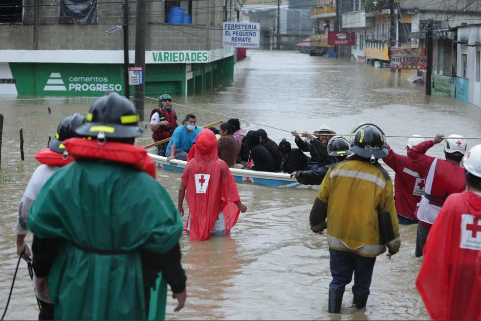 Varias familias fueron rescatadas de sus casas inundadas en Cobán. (Foto: AGN)&nbsp;