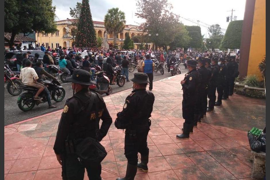 Un grupo de pobladores se reunió frente a la municipalidad de Cobán y exige que le ofrezcan disculpas al alcalde de Carchá. (Foto: Sam Chun)