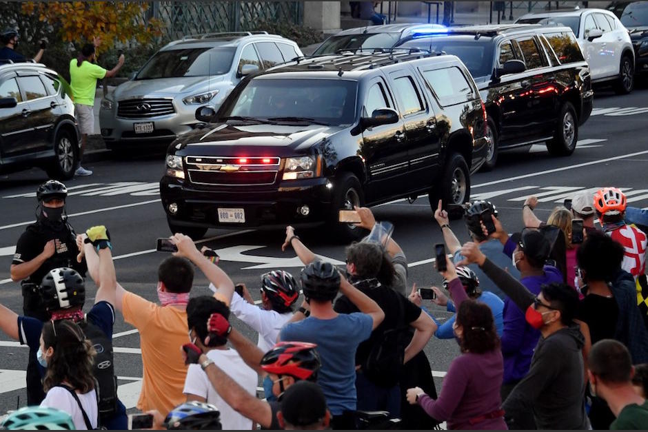 Trump regresó de su juego de golf y así lo recibieron. (Foto: AFP)