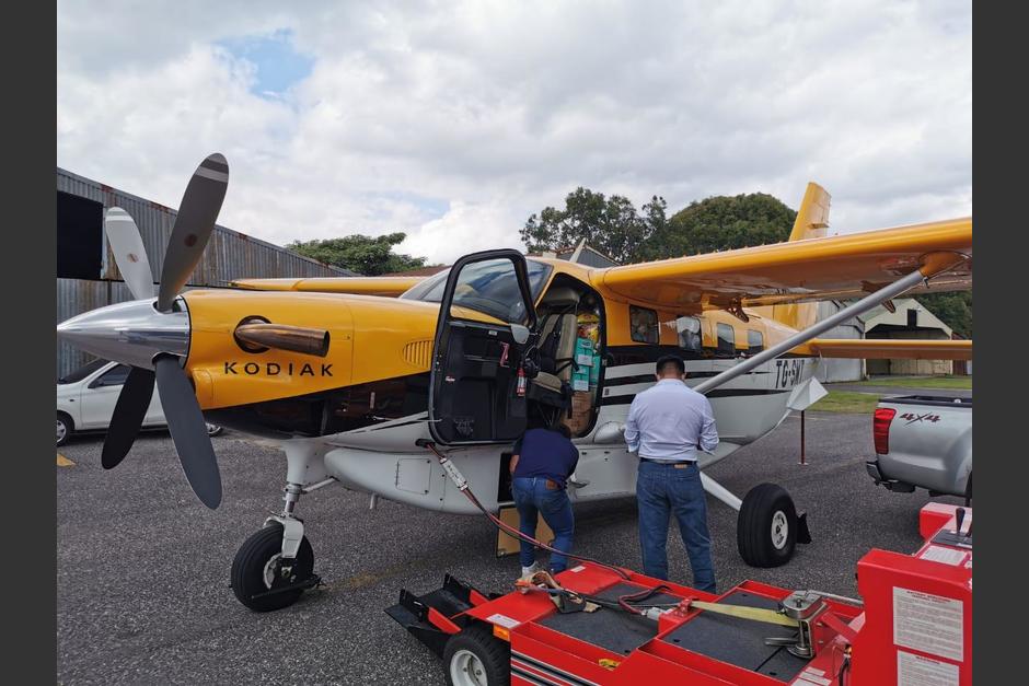 Vista de la avioneta que cayó en zona 9, mientras era cargada con los víveres. (Foto: cortesía)&nbsp;