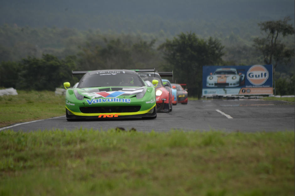 Carlos Zaid trata de dejar atrás a sus perseguidores. (Foto: Wilder López/Soy502)