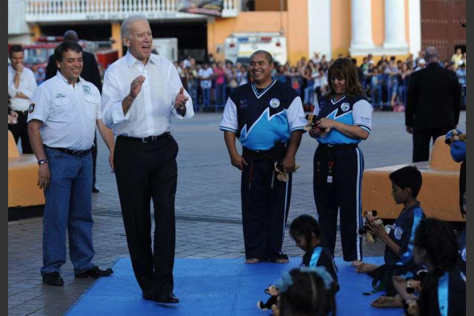 Joe Biden hizo un recorrido por Villa Nueva, en 2015, cuando era vicepresidente de Estados Unidos (Foto: AFP)