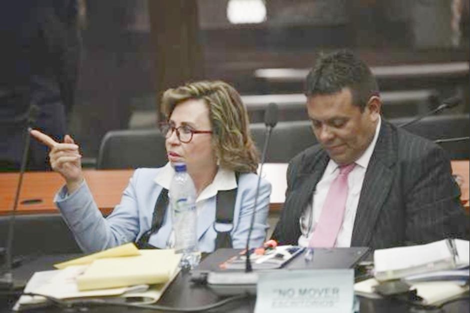 El abogado Marco Vinicio Salvatierra junto a Sandra Torres en la audiencia de primera declaraci&oacute;n. (Foto: archivo/Soy502)&nbsp;