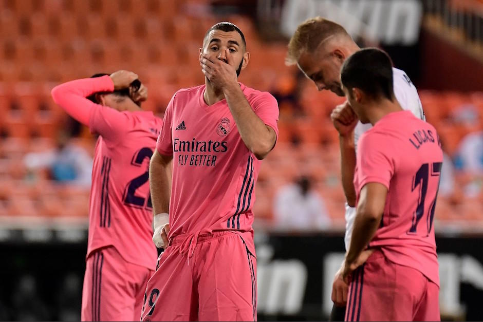 La expresi&oacute;n de karim Benzema tras finalizar el encuentro 4-1 ante Valencia. (Foto: AFP)
