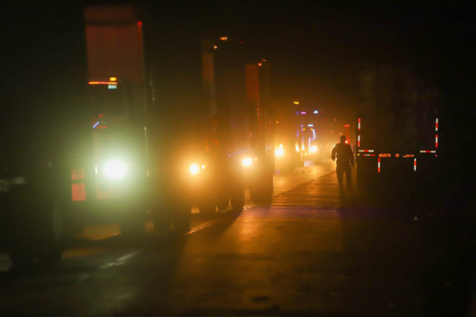 Decenas de camiones, cargados con alimento y ayuda humanitaria, salen de El Salvador y se dirigen hacia Guatemala y Honduras. (Foto: Ministerio de Obras P&uacute;blicas de El Salvador)