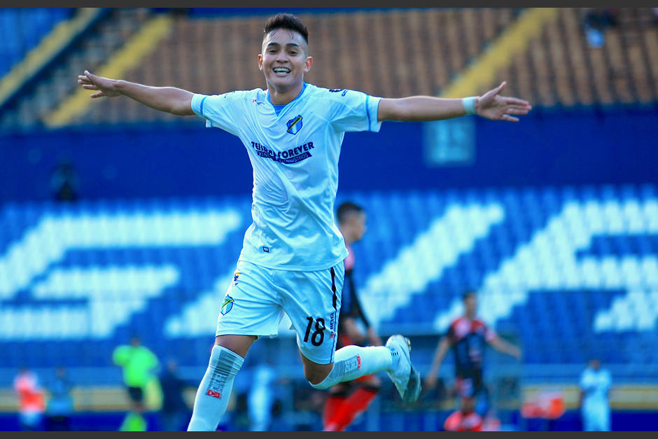 &Oacute;scar Santis se visti&oacute; de h&eacute;roe para guiar a los Cremas en su victoria frente a Sacachispas. (Foto: Comunicaciones FC)