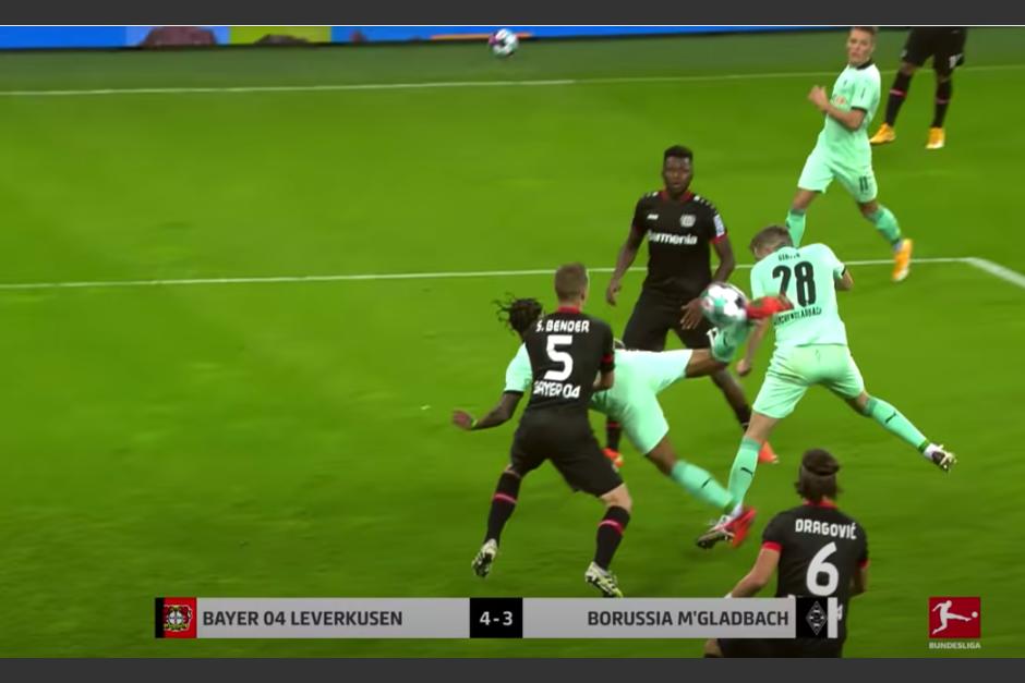 Valentino Lazaro utiliza el recurso del escorpión para reducir la diferencia en el juego que el Leverkusen se impuso sobre el Borussia Monchengladbach. (Captura Video)
