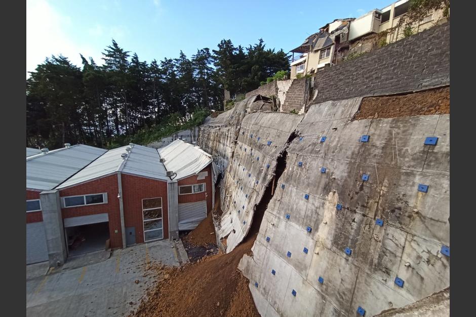 El muro colapsó ante las constantes lluvias que afectaron Guatemala. (Foto : Wilder López/Soy502)&nbsp;