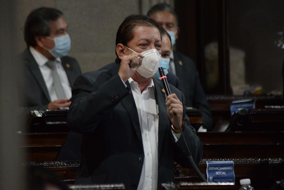 Galindo dijo que estaba cansado porque salió de madrugada de Retalhuleu para estar en el Congreso en la mañana. (Foto: Wilder López/Soy502)