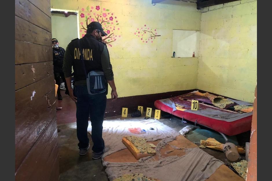 La habitaci&oacute;n donde dorm&iacute;a la ni&ntilde;a tiene calcoman&iacute;as en la pared. (Foto: PNC)