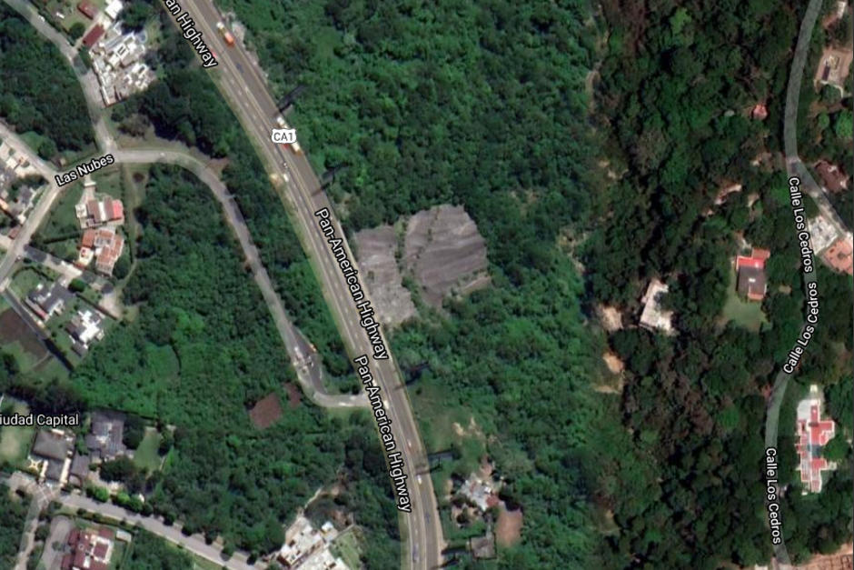 Lo vecinos compartieron varias im&aacute;genes alertando sobre la situaci&oacute;n. Sin embargo, la Conred inform&oacute; que se trata de un recubrimiento de cemento y no de un deslave. (Foto: Google Maps)&nbsp;