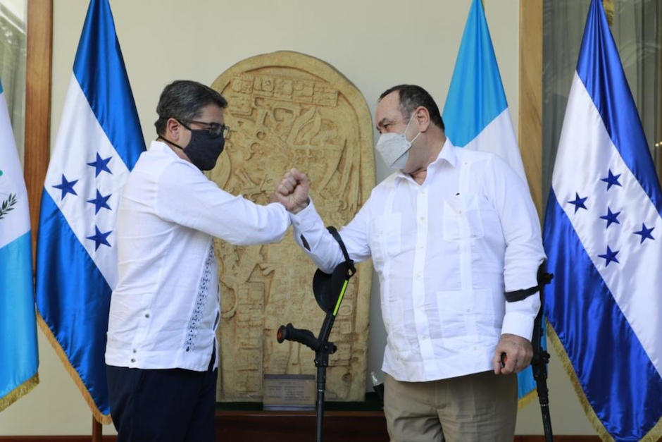 La guayabera se transform&oacute; en una costumbre de l&iacute;deres. (Foto: Gobierno de Guatemala
