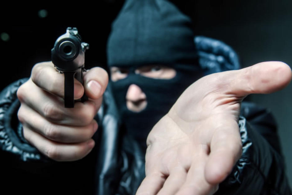 Los delincuentes asaltaron a personas que se encontraban frente a la puerta de un templo. (Foto ilustrativa: Shutterstock)