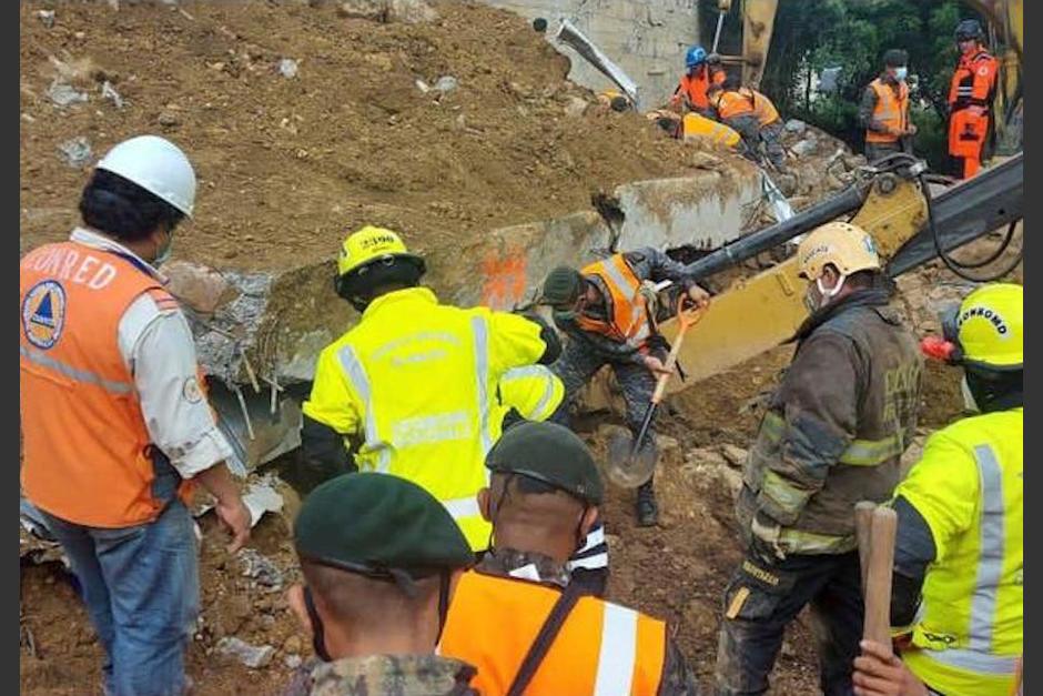 Los bomberos Voluntarios y personal de Conred realizan las labores de b&uacute;squeda y rescate. (Foto: CBMD)&nbsp;