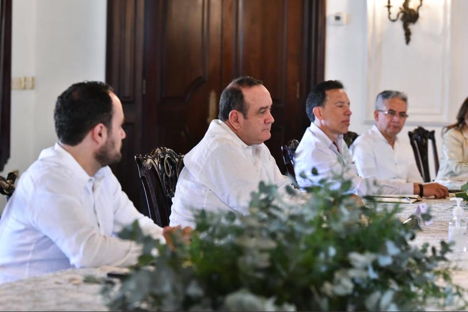 El presidente Alejandro Giammattei, y los ministros de Relaciones Exteriores, Pedro Brolo; de Finanzas, Álvaro González; y de Agricultura, José Ángel López, viajaron a Honduras, para buscar recursos. (Foto: Presidencia)