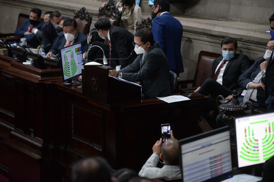 El diputado Rudy Pereira lee el presupuesto, pero no se entiende lo que dice. (Foto: Wilder López/Soy502)