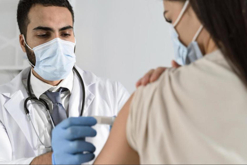 El mundo está a la expectativa que las vacunas puedan llegar pronto para combatir el Covid-19. (Foto: Freepik)