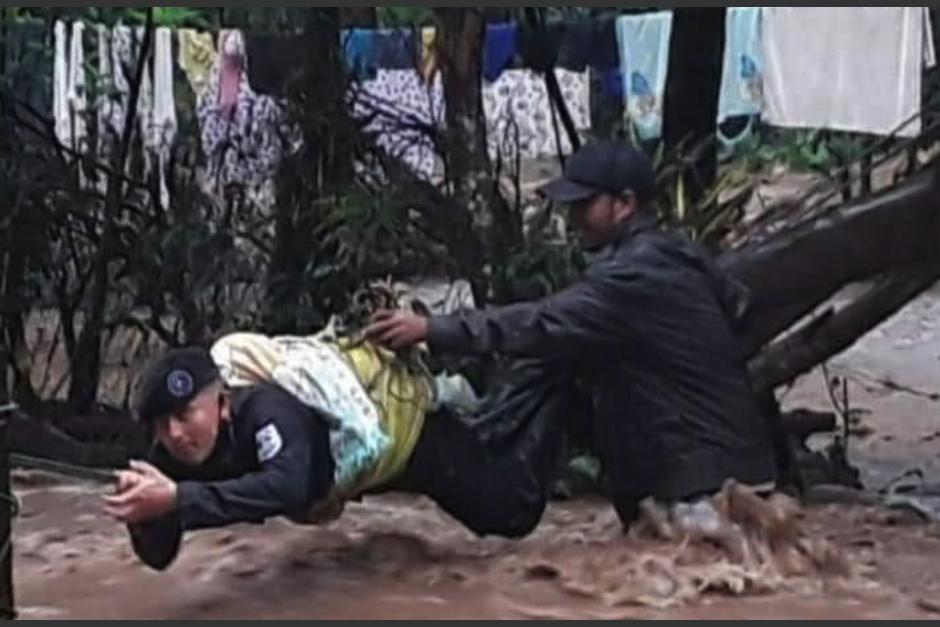 Un bebé fue rescatado por un heroico acto por parte de un policía de Nicaragua. (Foto: El 19 Digital)