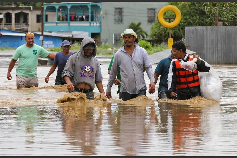 Las personas afectadas no cuentan con las medidas necesarias para continuar con el distanciamiento y el uso de mascarillas durante esta emergencia. (Foto: AFP)