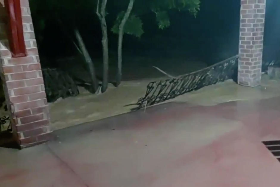 Las autoridades de protecci&oacute;n civil reportaron inundaciones en Zacapa por el desborde de varios r&iacute;os. (Foto: captura video)&nbsp;