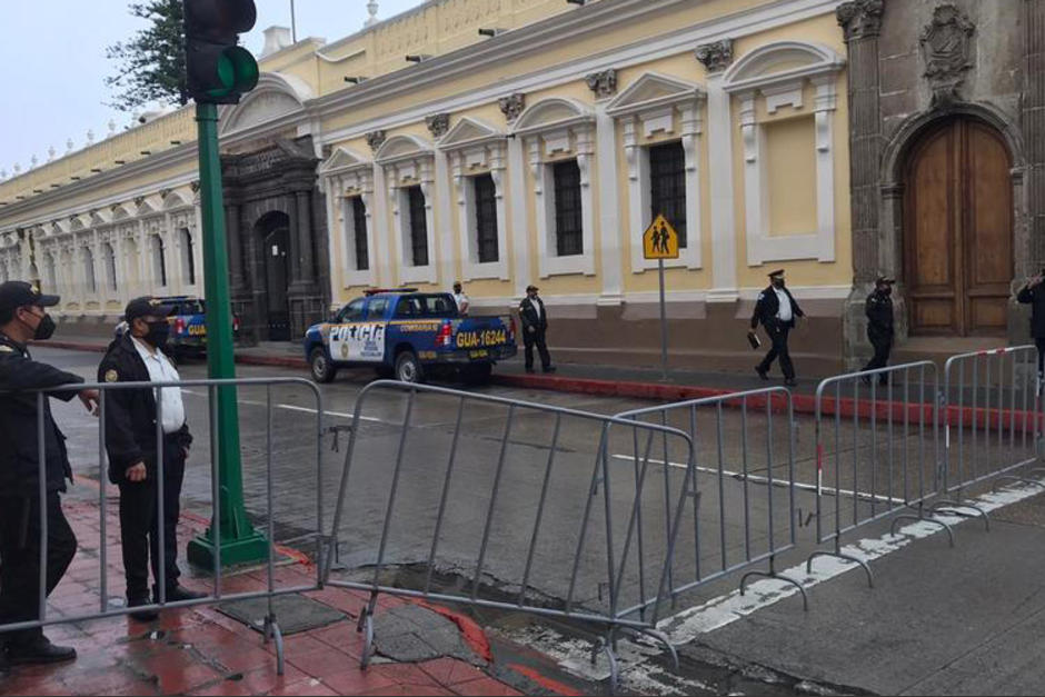 Agentes de la PNC resguardan el Congreso por temor a manifestaciones. (Foto: cortes&iacute;a Jos&eacute; Castro)