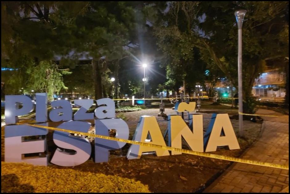 Un hombre muri&oacute; cerca de la Plaza Espa&ntilde;a en la zona 9 y otro qued&oacute; herido. De acuerdo a testigos eran motoladrones. (Foto: Bomberos Municipales)&nbsp;