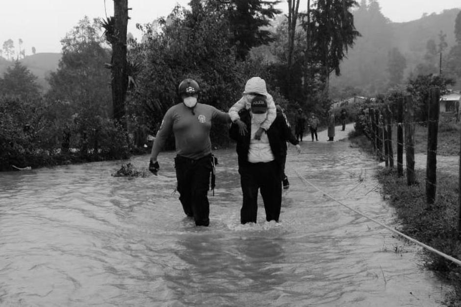 La depresión tropical Iota provocó la muerte de seis personas en Guatemala, según la Conred. (Foto: PNC)