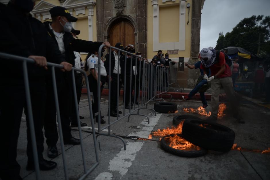 El jueves 19 de noviembre varios jóvenes realizaron una manifestación contra el Congreso, pero las fuerzas de seguridad limitaron el paso con barricadas, lacrimógenas y antimotines. (Foto: Wilder López/Soy502)