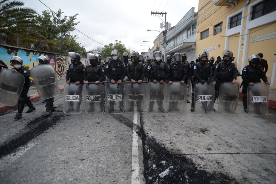 Antimotines lanzaron bombas lacrimógenas contra personas que manifestaban el miércoles 19 cerca del Congreso. (Foto: Wilder López/Soy502)
