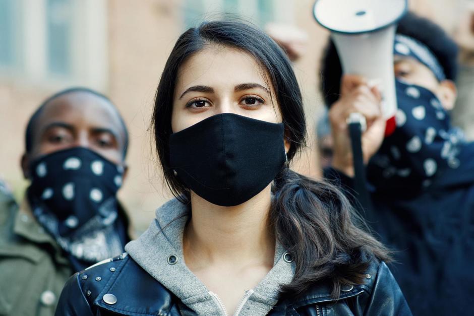 La recomendaci&oacute;n es utilizar la mascarilla en todo momento y mantener la distancia. (Foto: Shutterstock)