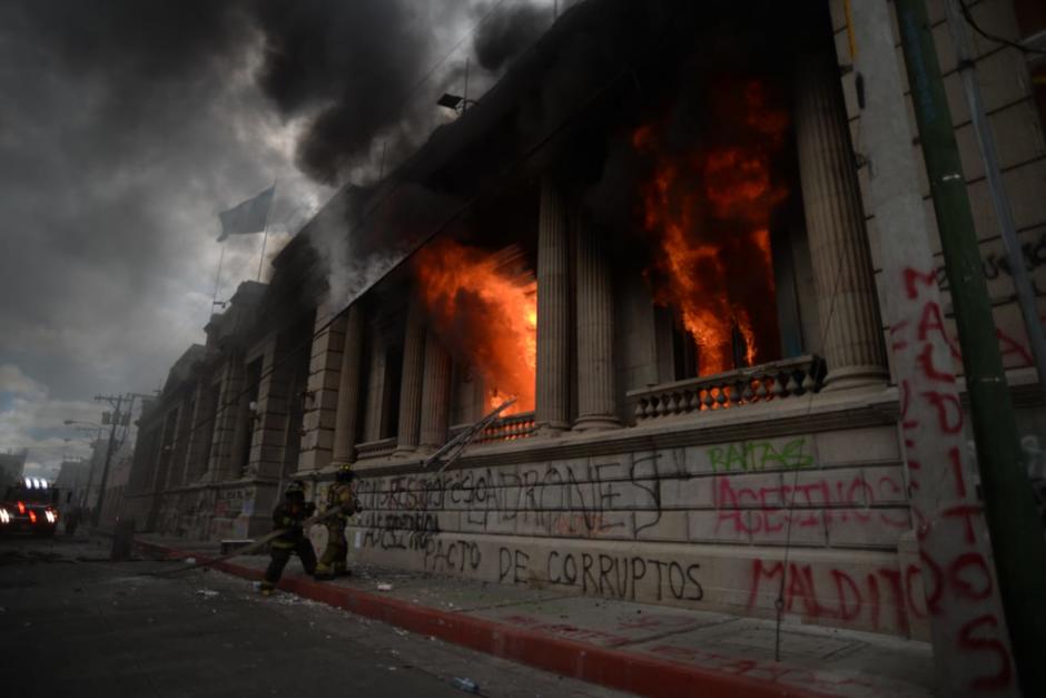 Un grupo de manifestantes manchó y quemó parte de la fachada y del interior del Congreso. (Foto: Wilder López/Soy502)