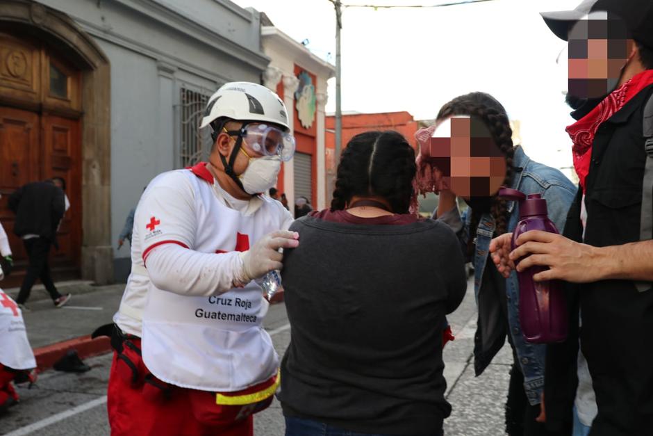Varias personas resultaron lesionadas durante la jornada de protesta contra Alejandro Giammattei. (Foto: Cruz Roja)