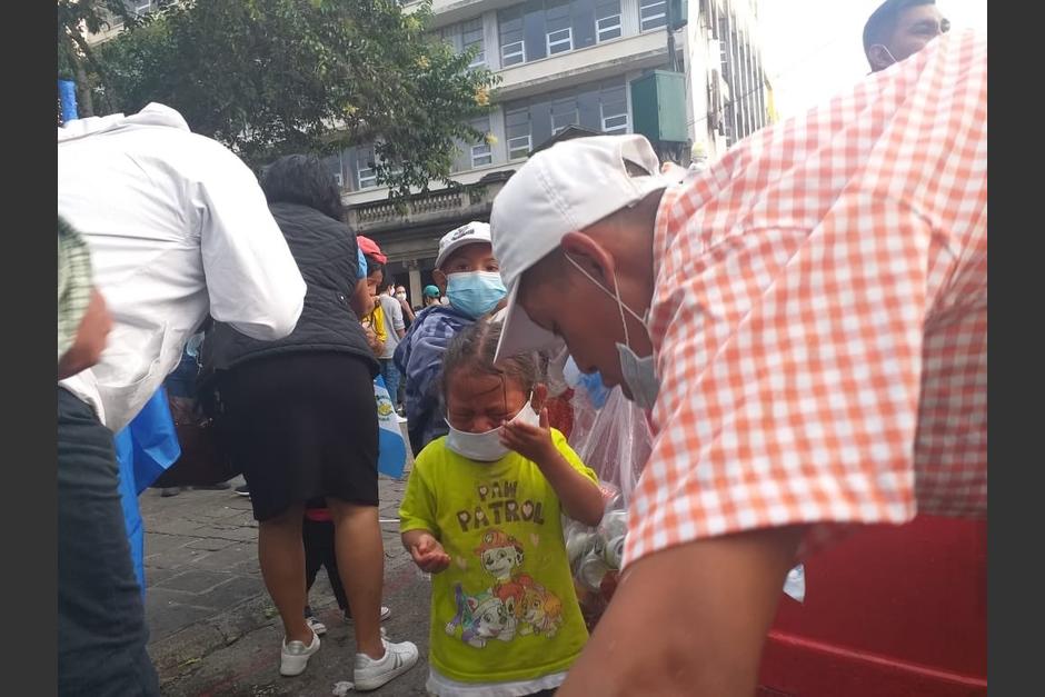 Varios niños resultaron afectados con las bombas lacrimógenas lanzadas en la Plaza de la Constitución. (Foto: Cortesía)