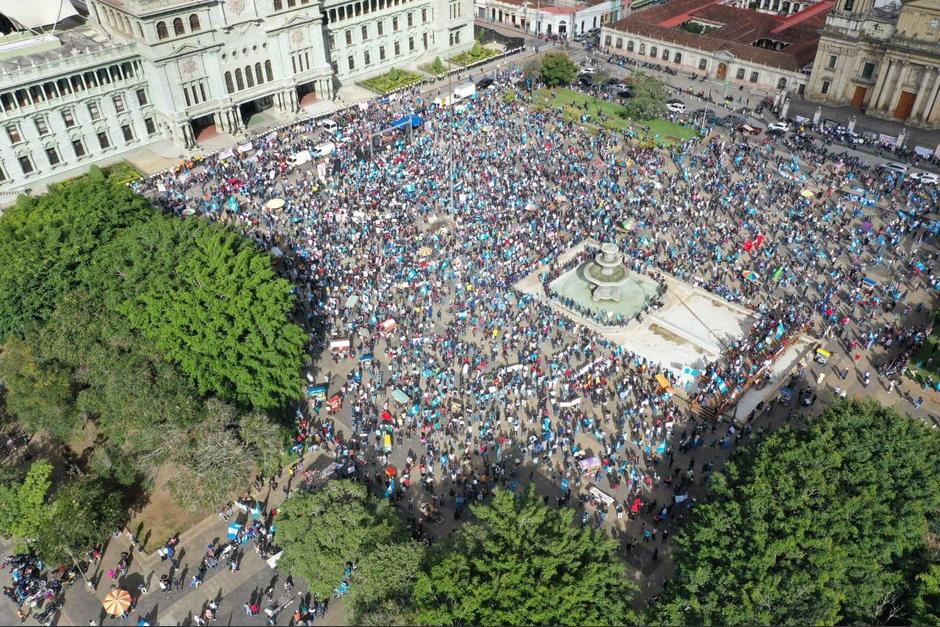 Cientos de personas acudieron a la Plaza de la Constitución para manifestar contra Alejandro Giammattei. (Foto: José Castro)