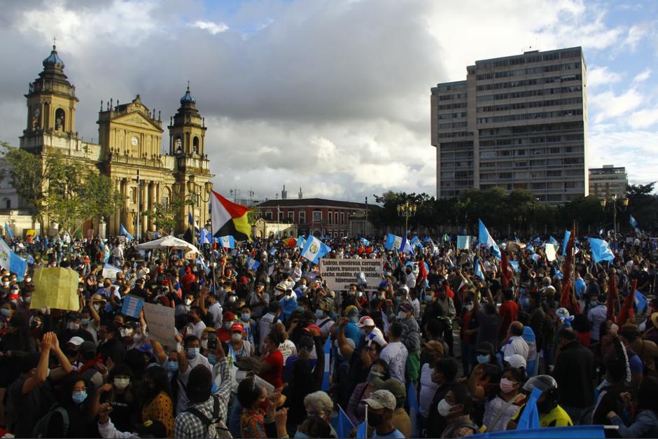 Cientos de personas manifestaron de manera pacífica en la Plaza de la Constitución. (Foto: Wilder López/Soy502)