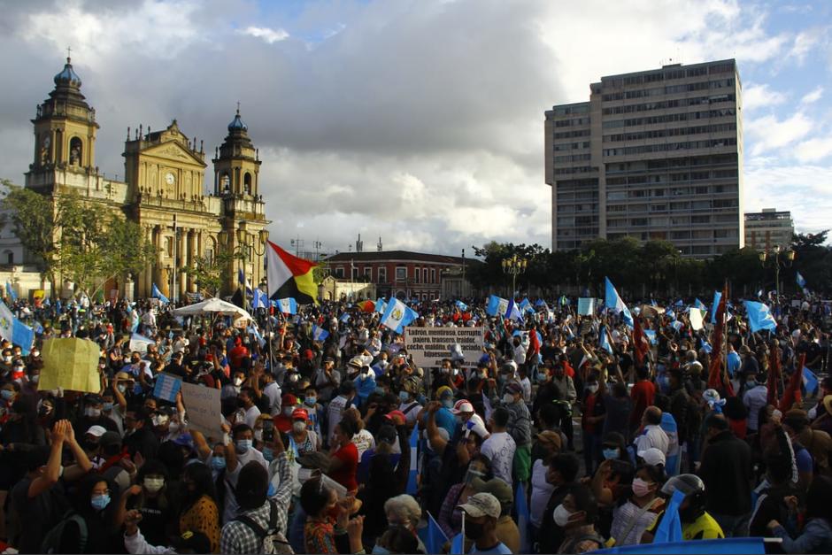 Cientos de personas manifestaron de manera pac&iacute;fica en la Plaza de la Constituci&oacute;n. (Foto: Wilder L&oacute;pez/Soy502)