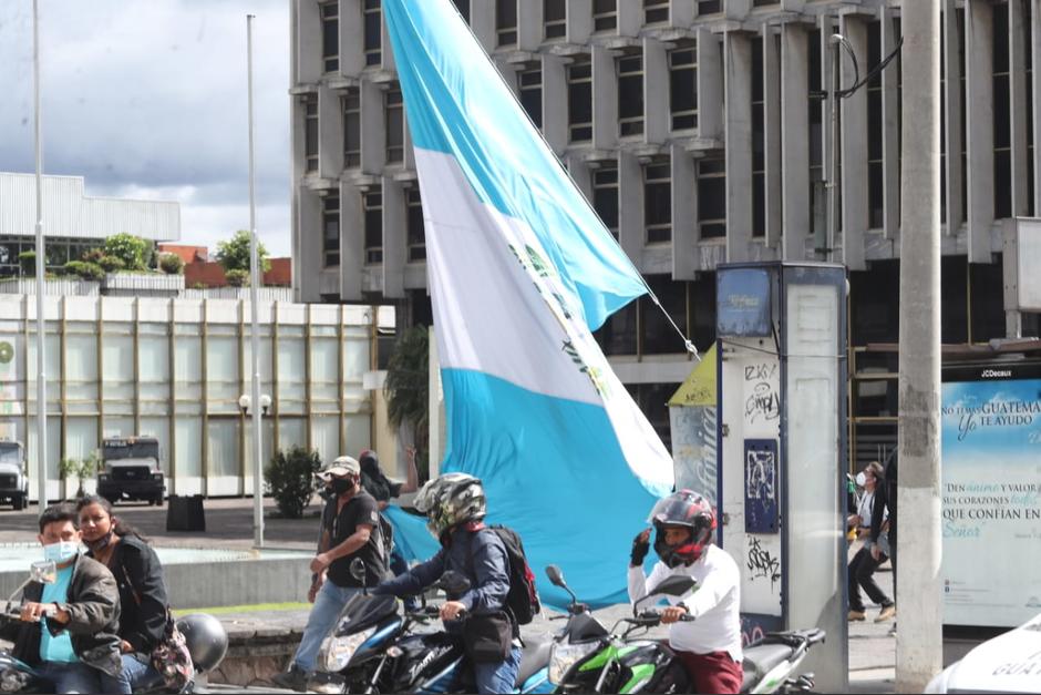 Un grupo de personas se rob&oacute; el pabell&oacute;n nacional que ondeaba en el Banco de Guatemala. (Foto: Andrea Dom&iacute;nguez/Twitter)&nbsp;