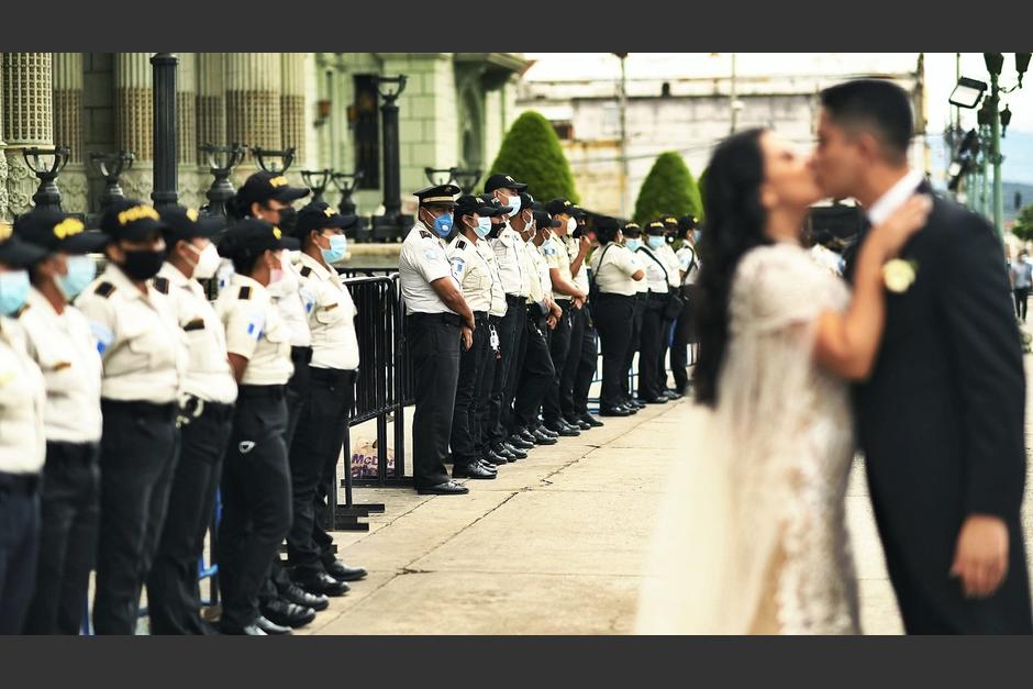 Una pareja de novios aprovech&oacute; para posar en una sesi&oacute;n de fotos frente al Palacio Nacional de la Cultura, previo a la manifestaci&oacute;n. (Foto: Facebook Carlos L&oacute;pez Ayerdi)