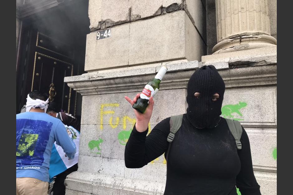 Las cervezas fueron encontradas en uno de los refrigeradores de la Presidencia. (Foto:&nbsp;@Sonny_Figueroa/Twitter)