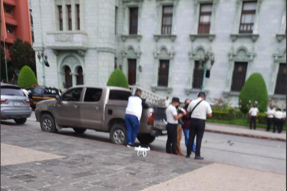 Captan un dron y vehículos sin placas en en la Plaza de la Constitución. (Foto: Twitter @VictorRoblero5)