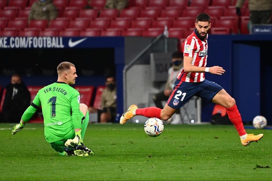 Un error de la defensa Azulgrana provocó el gol ganador del Atlético de Madrid. (Foto: AFP)