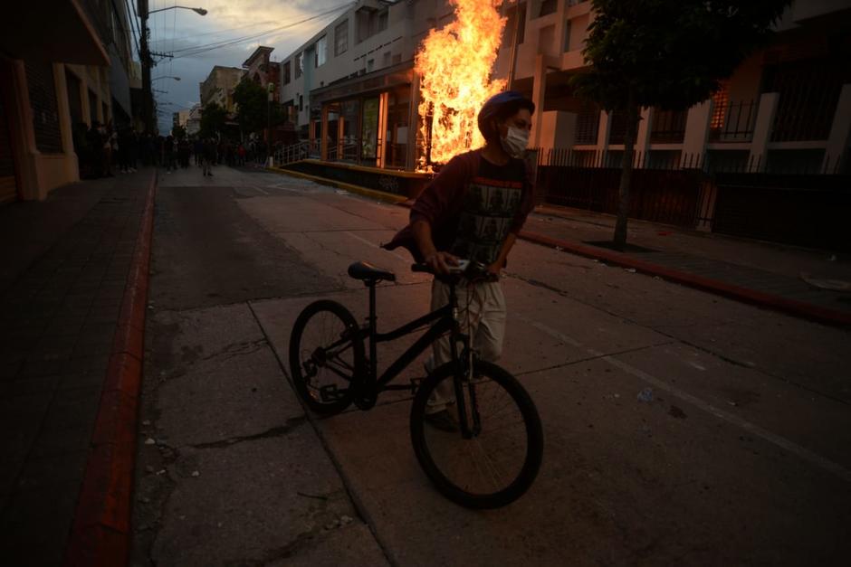 La estaci&oacute;n del Transmetro del Pasaje Aycinena, sobre la 9a calle entre 6a y 7a avenida de la zona 1 qued&oacute; destruida. (Foto: Wilder L&oacute;pez/Soy502)&nbsp;