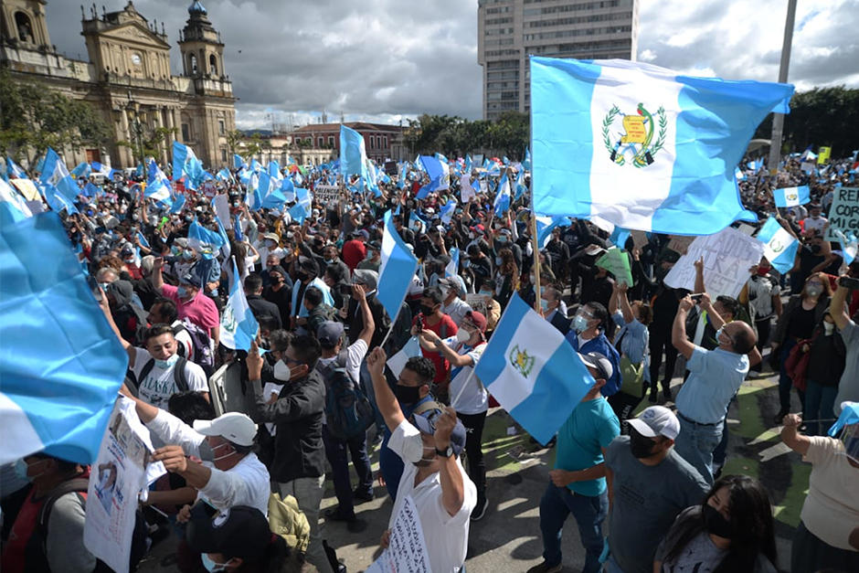 Cientos de guatemaltecos protestan en la Plaza de la Constituci&oacute;n (Fotograf&iacute;a: Wilderd L&oacute;pez / Soy502)