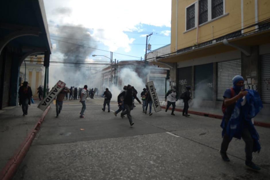 Las protestas derivaron en violencia en los alrededores del Congreso. (Fotograf&iacute;a: Wilder L&oacute;pez/Soy502)