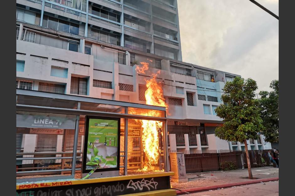 Incendian estación del Transmetro en el Pasaje Aycinena. (Foto: Cortesía)