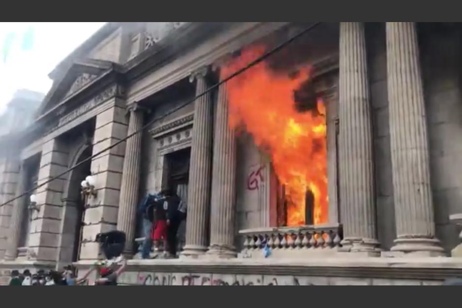 Algunos manifestantes vandalizaron el edificio del Congreso y prendieron fuego a los ventanales. (Captura Video)