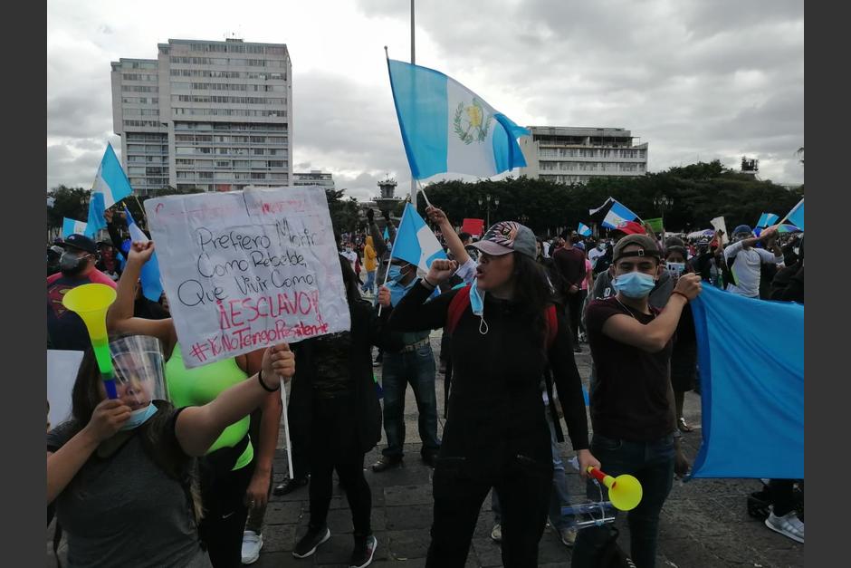 Por segundo d&iacute;a consecutivos, los manifestantes llegaron a la Plaza a protestar. (Foto: Gustavo M&eacute;ndez/Soy502)