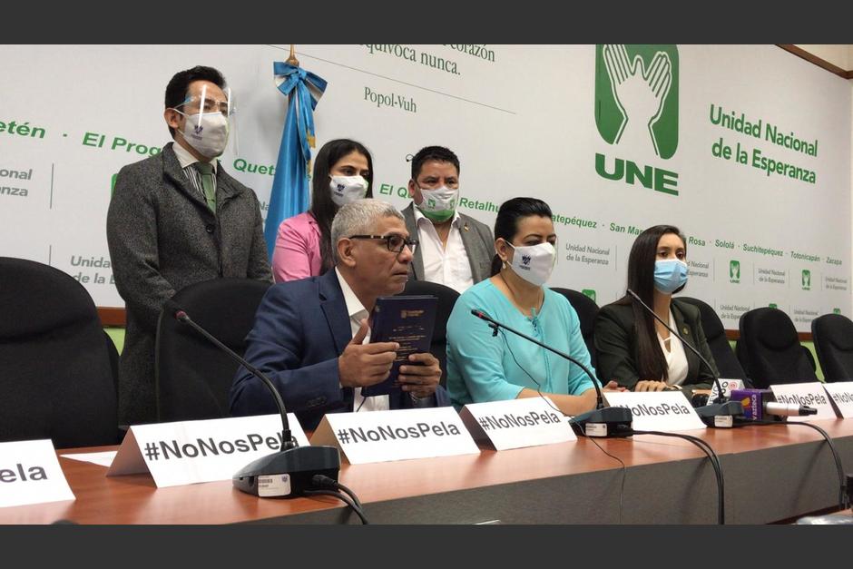 Diputados de la UNE manifiestan su rechazo a las acciones de la Junta Directiva del Congreso. (Foto: José Castro)